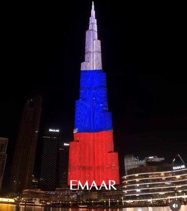Самый высокий небоскреб в мире Бурдж-Халифа в Дубае окрасился в цвета российского флага в честь Дня России.