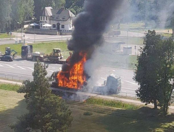 Под Ригой неизвестные подожгли натовскую технику.