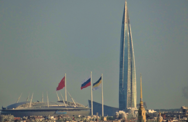 Три эпохи - одна страна: В Санкт-Петербурге подняли огромные флаги России — имперский, флаг СССР и современный флаг