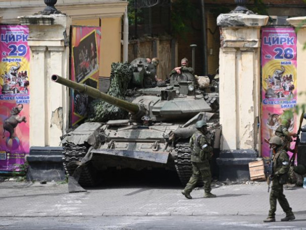 Сотрудники Ростовского цирка объяснили, почему танк ЧВК «Вагнер» застрял в воротах