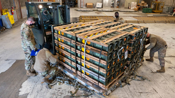 США планируют направить Израилю предназначенные ВСУ десятки тысяч артиллерийских снарядов, но взять их негде