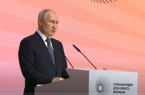 Путин выступает на форуме «Сильные идеи для нового времени»
