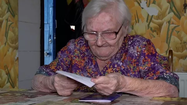 В ЛНР 102-летняя жительница Стаханова получила паспорт России