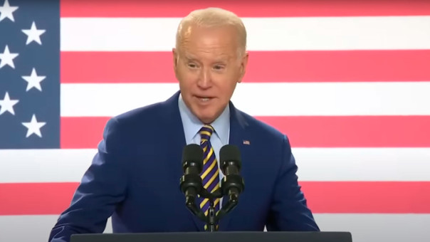 Байден отпинал трибуну во время выступления