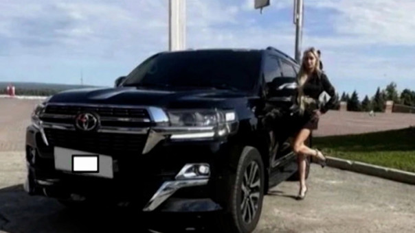 Убийственный тест-драйв: эффектную блондинку выбросили на дорогу