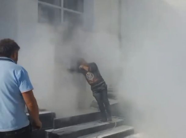 В Белой Церкви раскольники и гестаповцы пытались захватить собор, священники УПЦ МП огнетушителем выкуривают с подворья незваных гостей