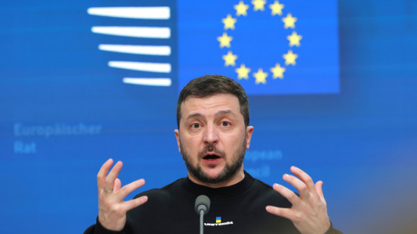 FQ: над головой Зеленского топор, на шее – удавка