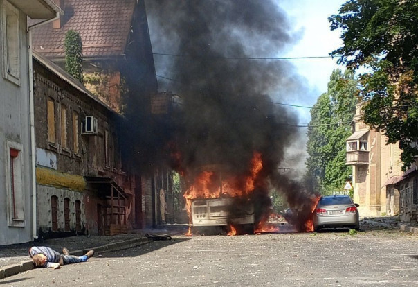 В центре Донецка под удар укрофашистов попал пассажирский автобус. Множество погибших и раненных