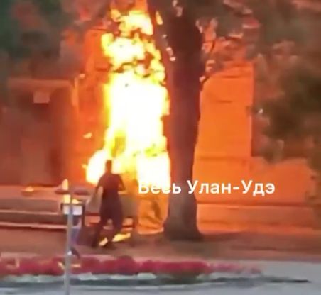 Коктейлями Молотова забросали военкомат в Улан-Удэ прямо под шокированные крики кучи очевидцев