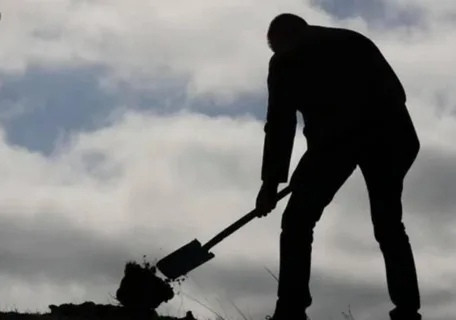 Но сначала был обычный мужичок с лопатой