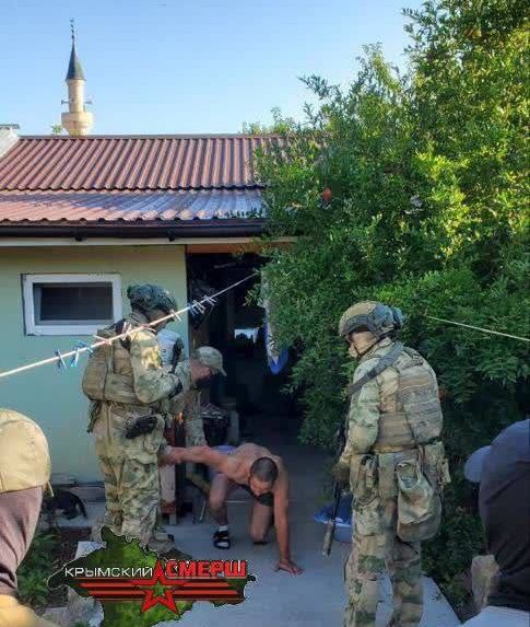 В Старом Крыму на заправке к работнику пристал упырь из-за кепки с российским флагом и символом СВО "Z".