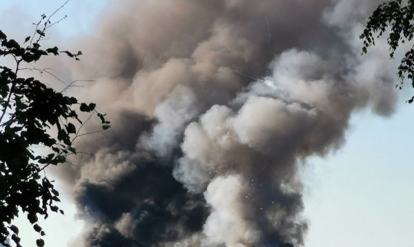 В Кемерово начался крупный пожар на складе с пиротехникой — неутихающие взрывы слышны во многих районах города