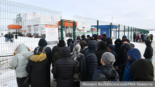 Мигрантам напомнили о военных обязательствах перед Россией