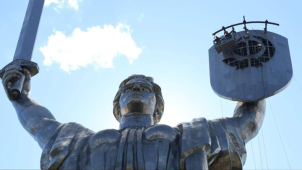 В Киеве "Родина-мать" встала на путь "украинизации"