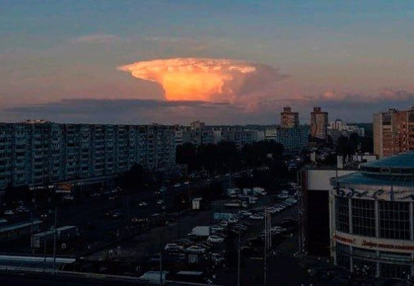 Облако в виде "ядерного гриба" напугало жителей Казани сегодня вечером.