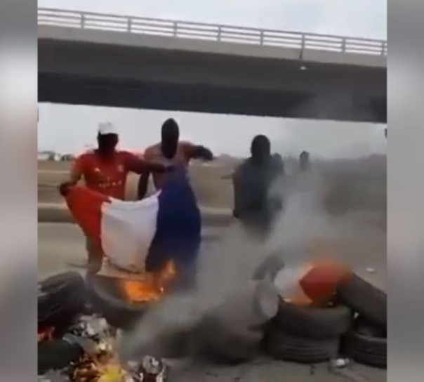 Вслед за Нигером, в Сенегале проходят антифранцузские восстания.