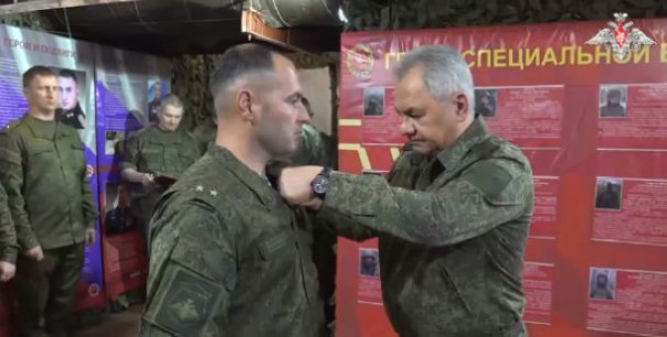 Шойгу в зоне СВО вручил награды и именные пистолеты Ярыгина военным группировки «Центр»