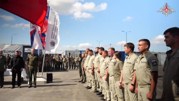 Замминистра обороны РФ Тимур Иванов вручил в Мариуполе госнаграды военным строителям