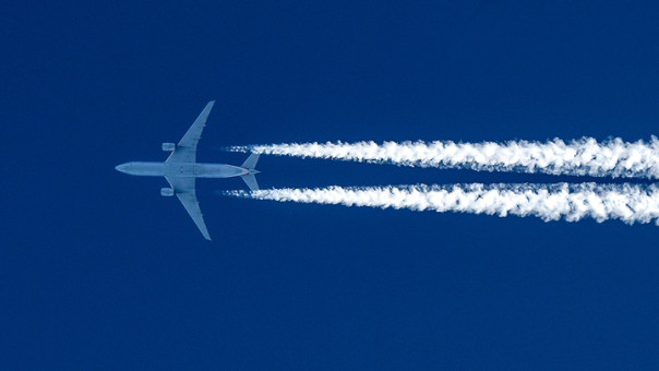 Над Украиной впервые заметили пассажирский лайнер