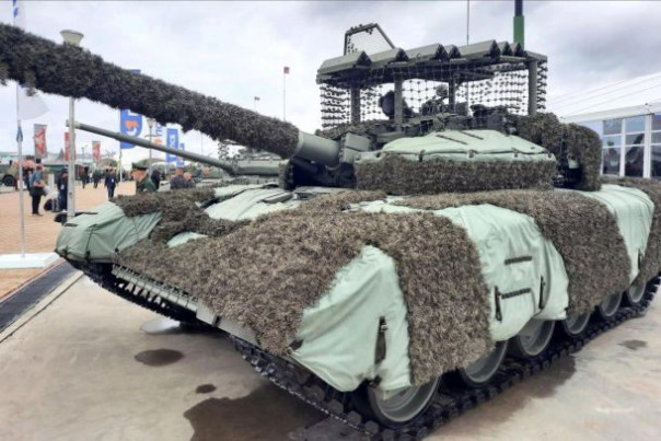 Российские танки впервые получили комплекс радиоэлектронной защиты от FPV-дронов «Тритон».