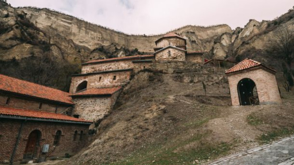 Скала обрушилась на средневековый монастырь в Грузии