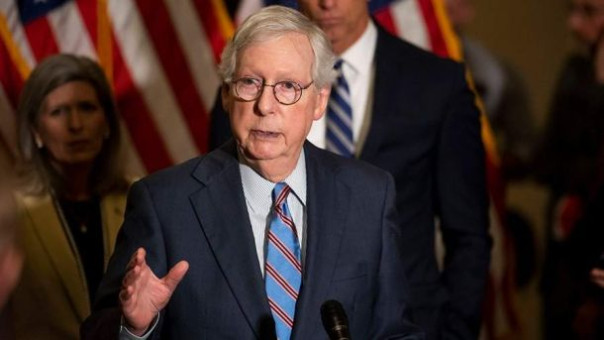 81-летний лидер республиканцев в Сенате США Макконнелл опять "завис" на публике (Видео)