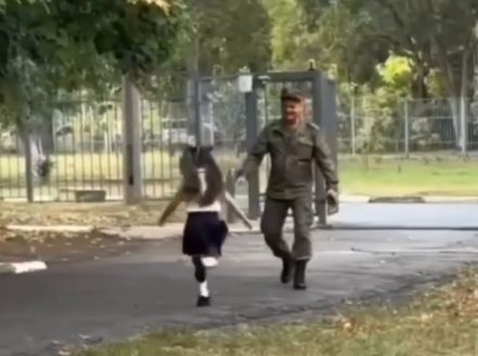 Воюющий на фронте симферополец приехал на день домой, чтобы проводить внучку в первый класс