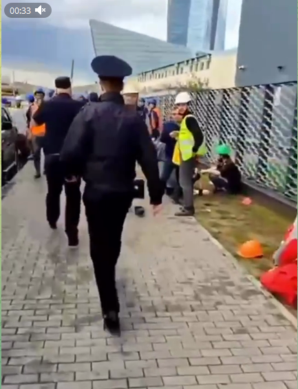 В Санкт-Петербурге полицейские жёстко разогнали незаконно торгующих у Лахта Центра мигрантов