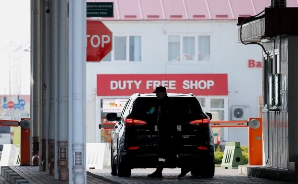 ЕС запретил россиянам ввозить личные автомобили, смартфоны и шампуни