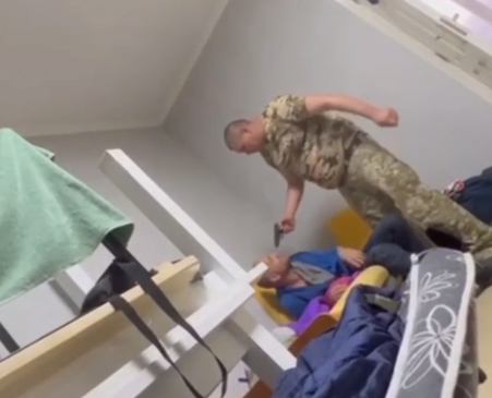 "Выручайте, убивают": Львовские военкомы фактически в заложниках удерживают под угрозой оружия мобилизованных!