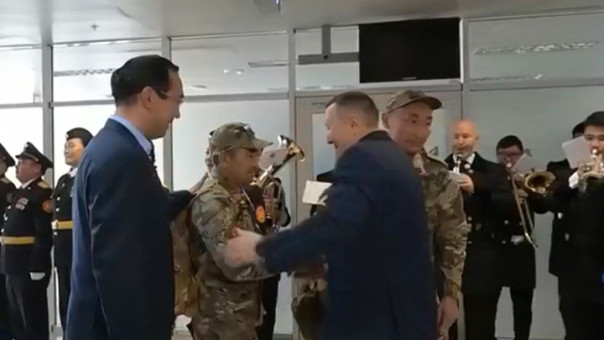 Наводчику танка "Алеша" подарили землю, лошадей и машину