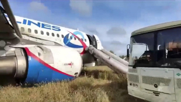 "Серега, удачи!": Опубликована запись разговора пилотов севшего в поле самолета