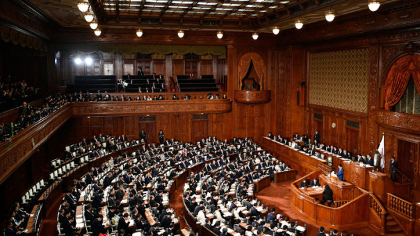 Кабмин Японии в полном составе ушел в отставку