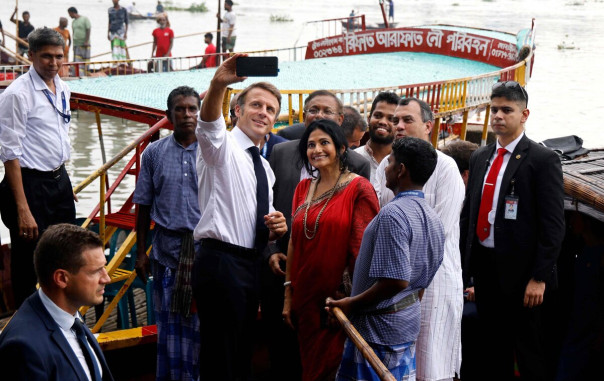 В Бангладеш, по делу, срочно