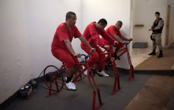 На Украине предложили использовать зеков для производства электроэнергии в качестве рабочего тела турбины