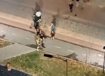 В Тюмени мигранты устроили кровавую потасовку под окнами у местных жителей — гастарбайтеры без разбору лупили прохожих и швыряли их об асфальт