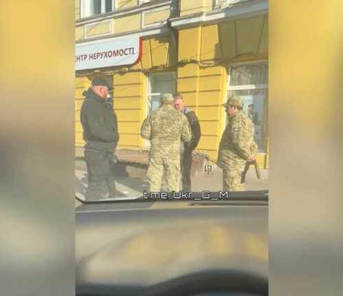 Одесские военкомы наняли себе охрану для вручения повесток