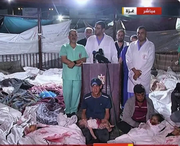 Мусульманский мир взорвался протестами против Израиля и его западных союзников после массового убийства палестинцев в больнице в Газе