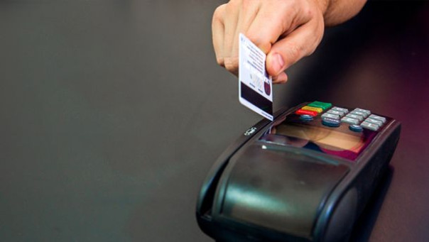 На Украине недобросовестным военнообязанным стали блокировать банковские карты.