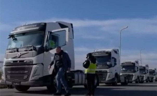 Из Китая в Россию потоком везут тяжёлую технику западных брэндов