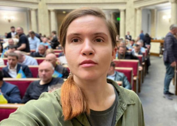 Нардеп Зеленского Безуглая хочет приравнять женщин к мужчинам и отправлять их на фронт