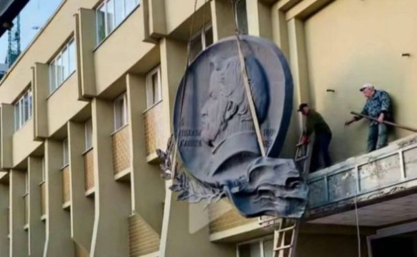 Тупым топором русофобии: барельеф композитора Глинки сняли в Днепропетровске
