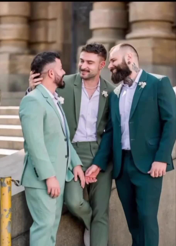В Италии сразу три гея заключили брак между собой