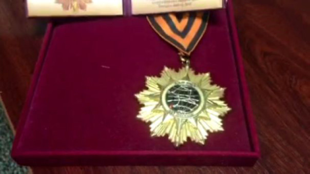 Родителям Александра Захарченко вручили орден «Человек планеты Земля»