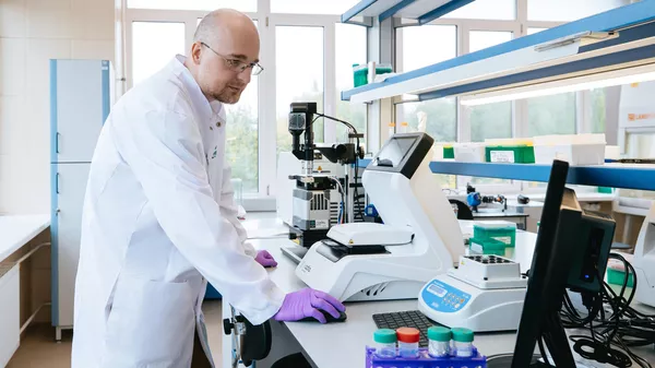 Рискнул здоровьем. Ученый испытал на себе препарат от неизлечимой болезни