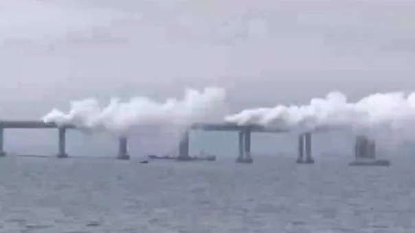 На Крымском мосту дымовая завеса и тревога: движение перекрыто