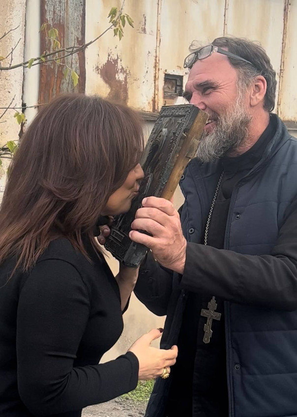 Миротворцы вернули беженке из Карабаха икону, подаренную мамой