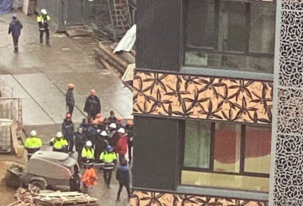 Почти 140 человек доставили в полицию после драки рабочих на стройке в московском районе Свиблово.