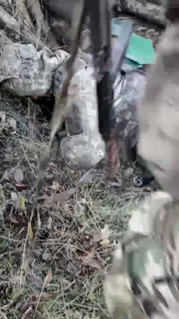 Наши ребята находят в захваченных украинских опорниках трупы украинских девушек [18+]