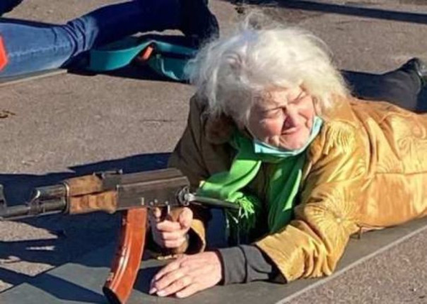 США и Великобритания рекомендуют Киеву расширить границы призывного возраста: с 17 до 70 лет. Включая женщин